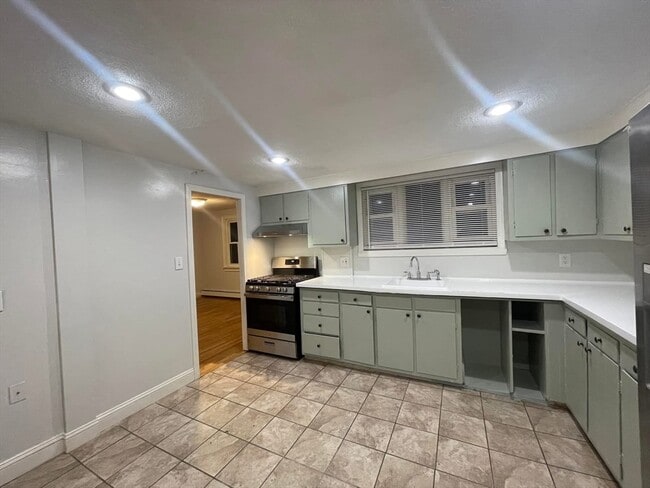 Building Photo - 14 Irving St