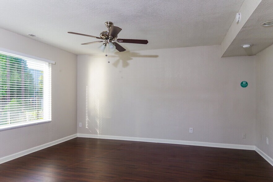 Building Photo - 304 E Pine Ridge Dr