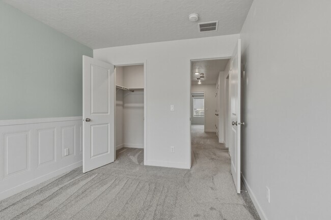 Building Photo - Herriman Town Home