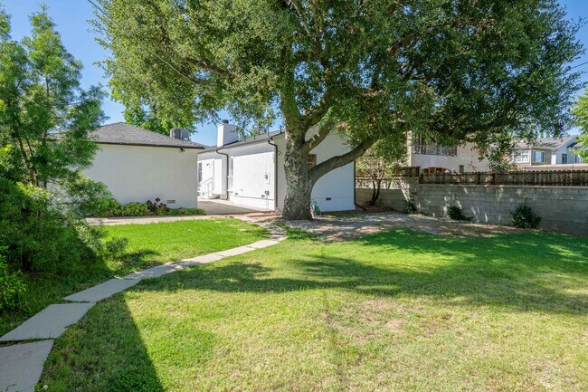 Building Photo - 16812 Addison St