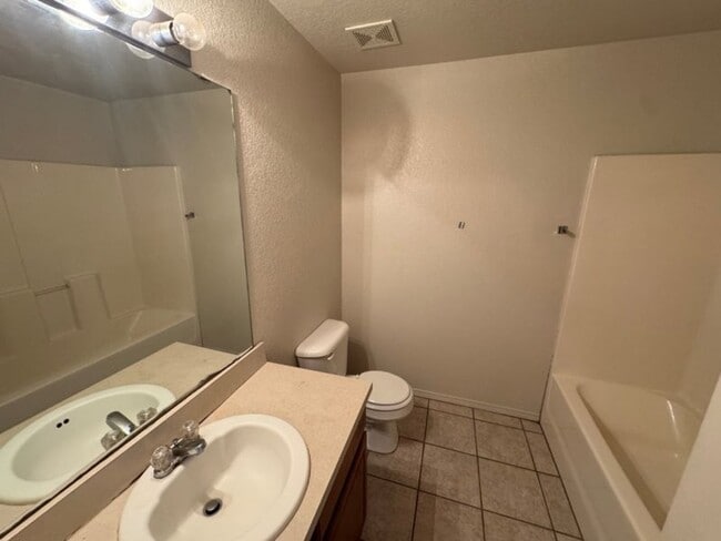 Building Photo - True 4 bed in Edmond, new carpet and paint!