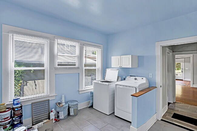 Building Photo - 4 bedroom 3 bath Springfield home