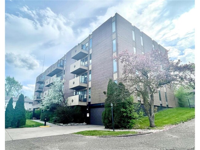 Building Photo - 633 S Robert St
