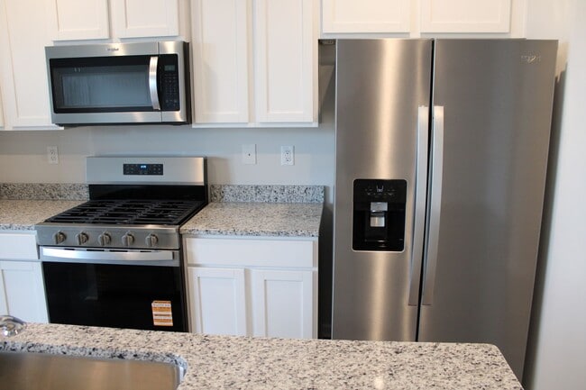 Building Photo - Stunning New Townhome in Aiken