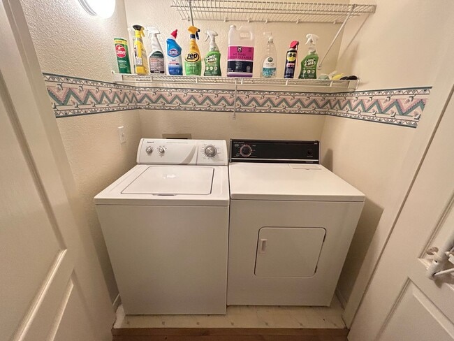 Building Photo - 3 bedroom 2 bathroom Summerlin condo!