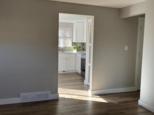 Building Photo - 1154 E 5th St