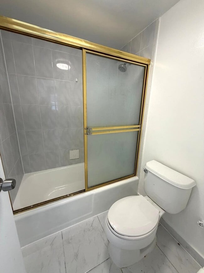 Building Photo - Live where Lincoln Road meets the Ocean in a full service resort-style condominium in South Beach!