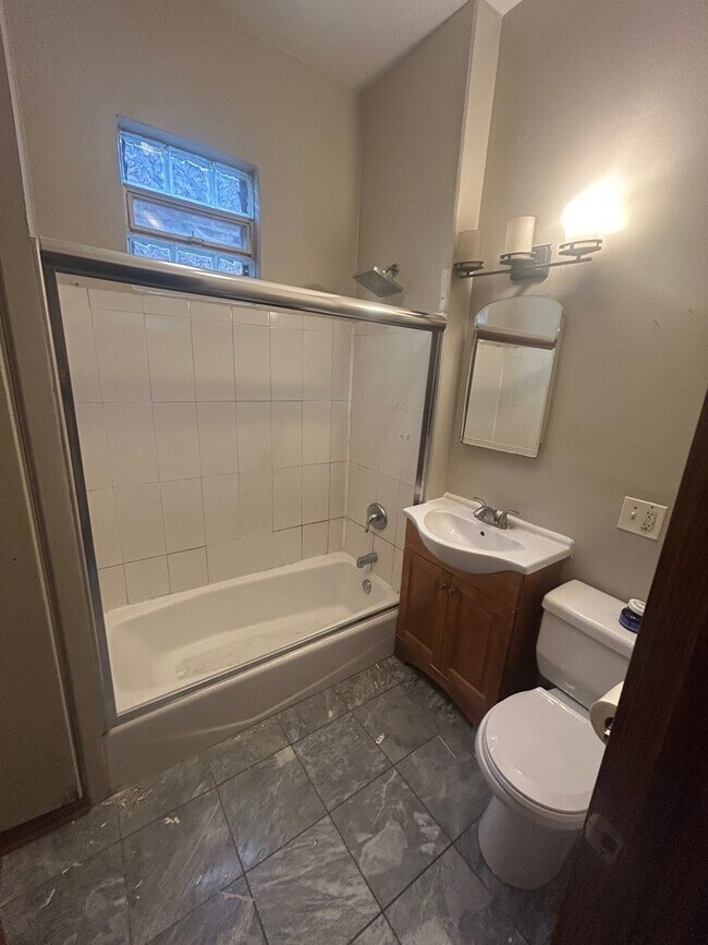 Building Photo - 3532 N Elston Ave