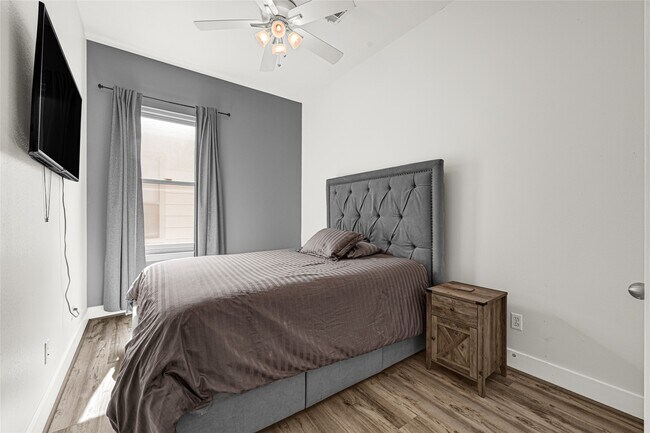 Building Photo - 1107 W 21st St