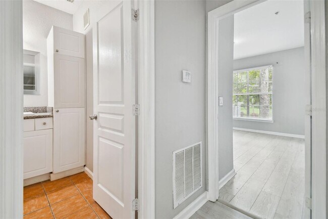 Building Photo - 9405 Crescent Loop Cir