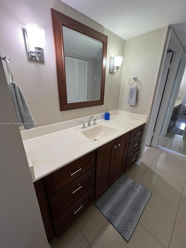 Building Photo - 1450 Brickell Bay Dr
