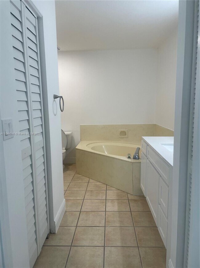 Building Photo - 935 Country Wood Ct