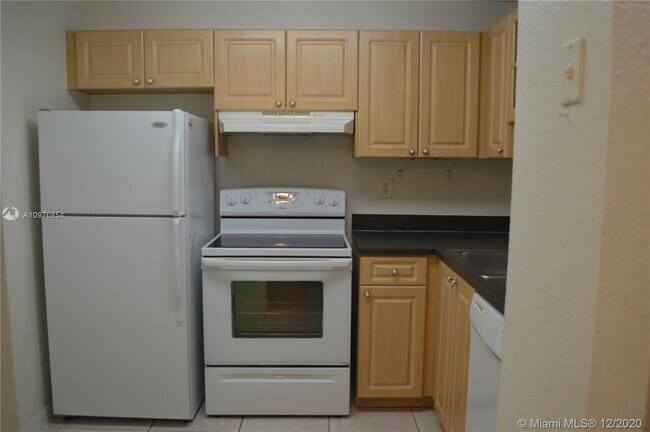 Building Photo - 9320 Fontainebleau Blvd