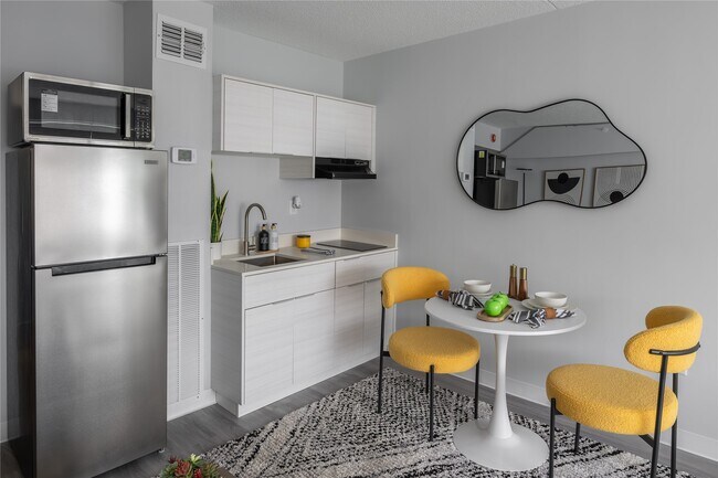 Building Photo - 16 W 10th St