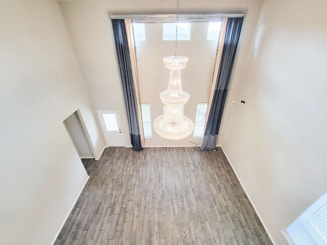 Building Photo - Live comfortably in this stunning Lake Rid...