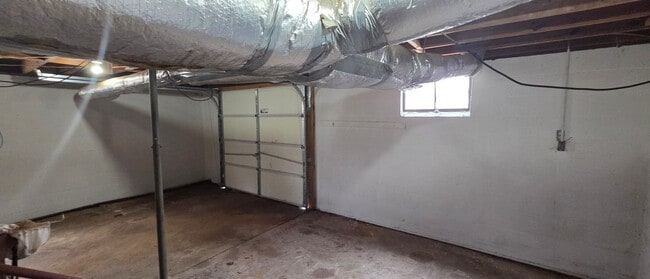 Building Photo - Cute little ranch with screened porch