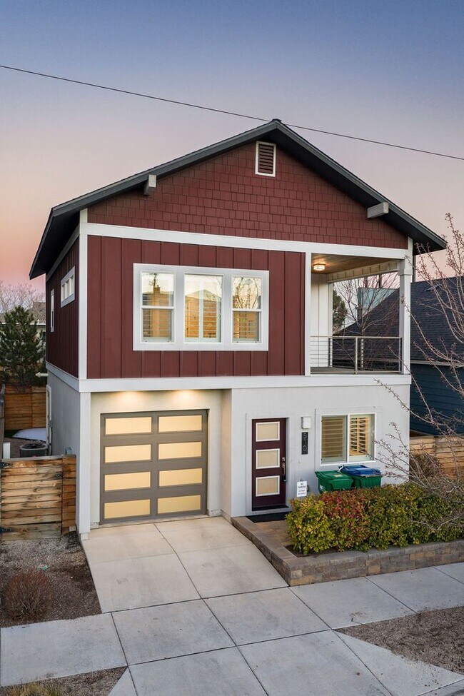 Building Photo - Contemporary Dual Level MidTown Bungalow with Balcony & Garage!