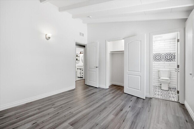 Building Photo - 533 S Devon Rd