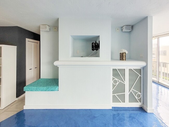 Building Photo - AVAILABLE 11/3/25 1BR / 1Bath / 1Pkg Condo...
