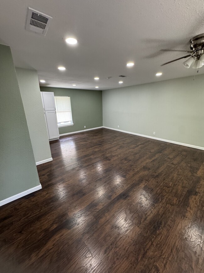 Building Photo - 115 Plainview Dr