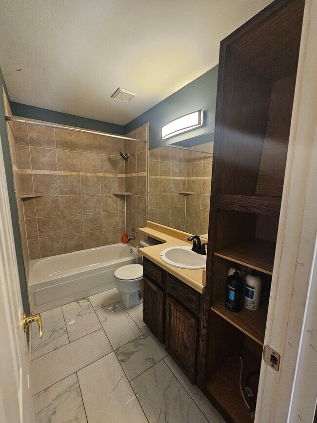 Building Photo - Beautiful West Side Condo