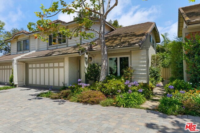 Building Photo - 6515 Dume Dr