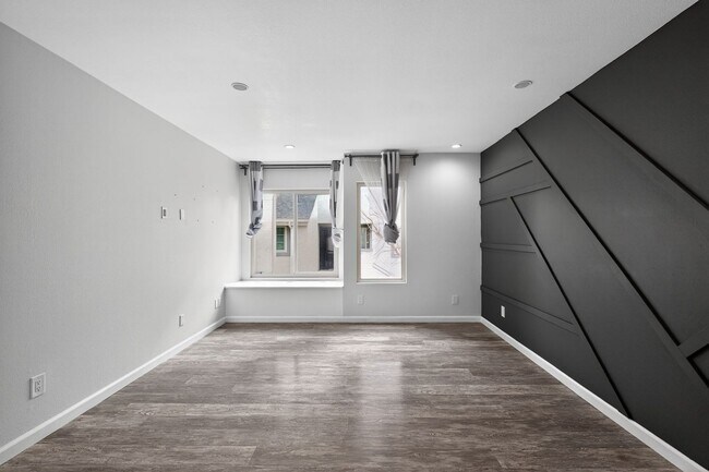 Building Photo - Santee 2 Bedroom 2 Bath Condo with Garage