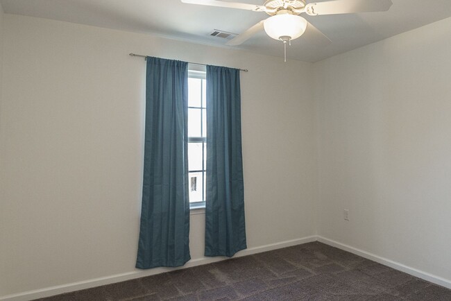 Building Photo - Three Bedroom Townhome