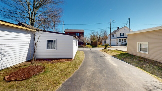Building Photo - 9 Birch Dr