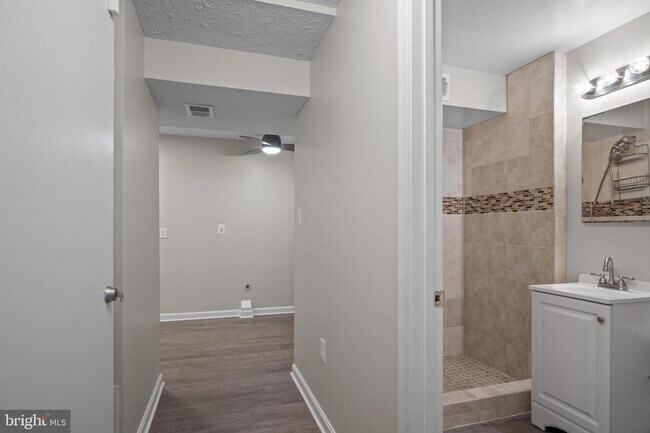 Building Photo - Conveniently Located Townhouse with Versatile Living Spaces