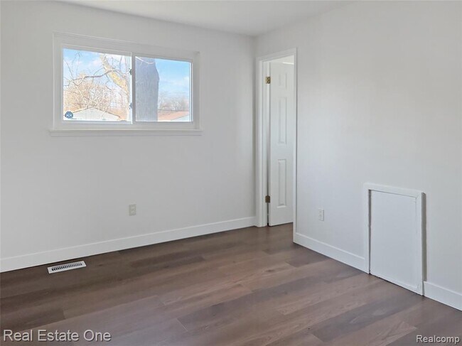 Building Photo - 15760 Oakbrook St