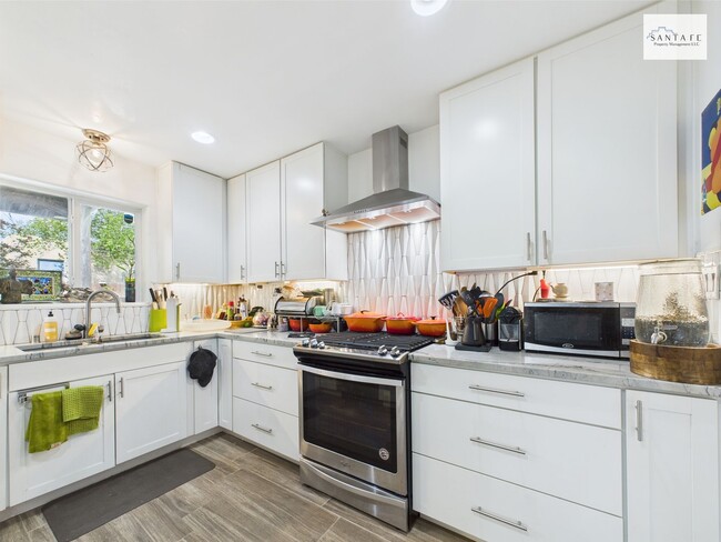 Building Photo - Beautifully Furnished and Equipped Propert...