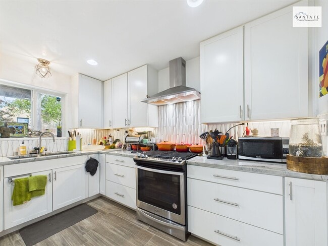 Building Photo - Beautifully Furnished and Equipped Property Available July 1, 2025 (possibly sooner) - March 15, ...