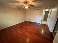 Building Photo - 2 Bedroom 1 Bath Apartment Close to Campus!