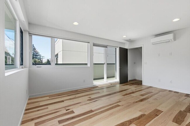Building Photo - Fresh, Air-Conditioned Standalone Townhome in Coveted Lincoln Park