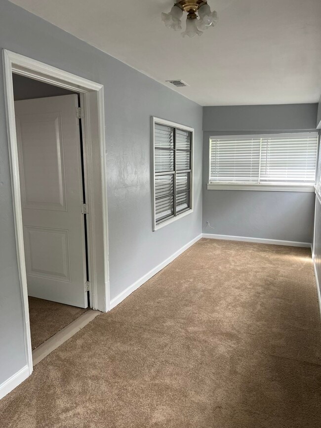 Building Photo - 1613 Elberta Dr