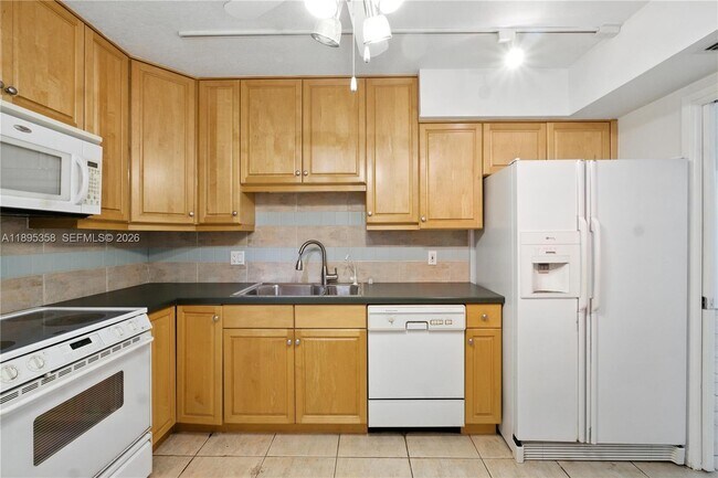 Building Photo - 3850 Oaks Clubhouse Dr