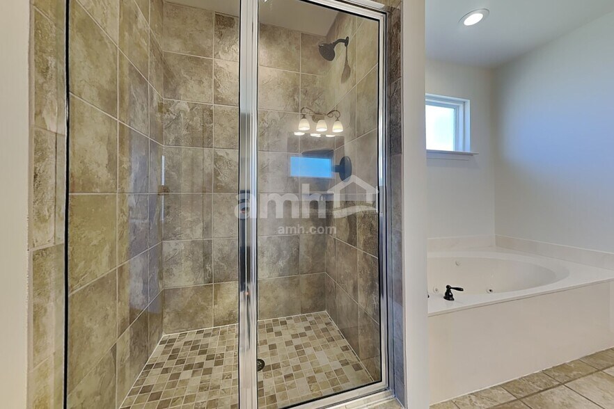 Building Photo - 3210 Greenhouse Dr