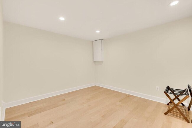 Building Photo - 2536 S Walter Reed Dr
