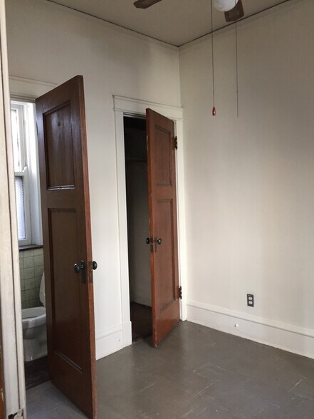 third bedroom with half bathroom - 434 W Roslyn Pl