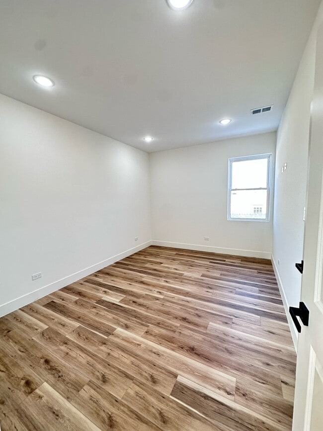 Building Photo - 6538 S Rhodes Ave