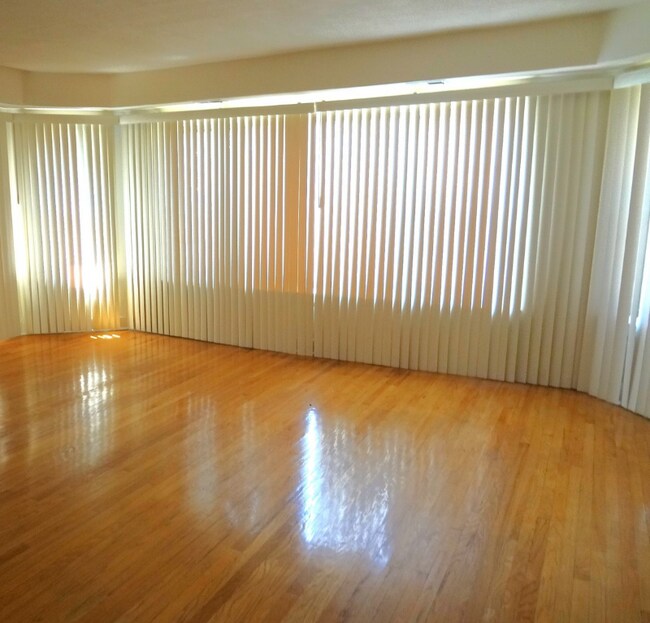 Building Photo - 8009 S Phillips Ave