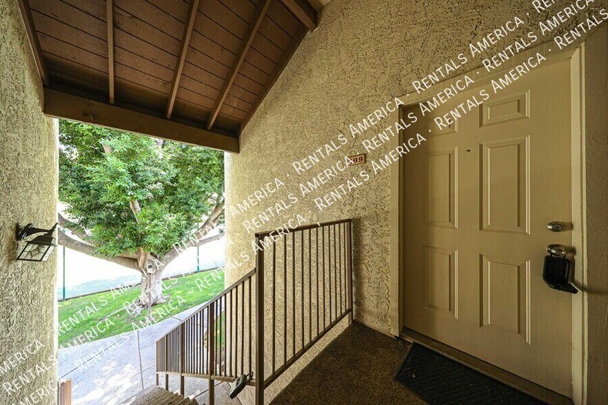 Building Photo - 2146 W Isabella Ave