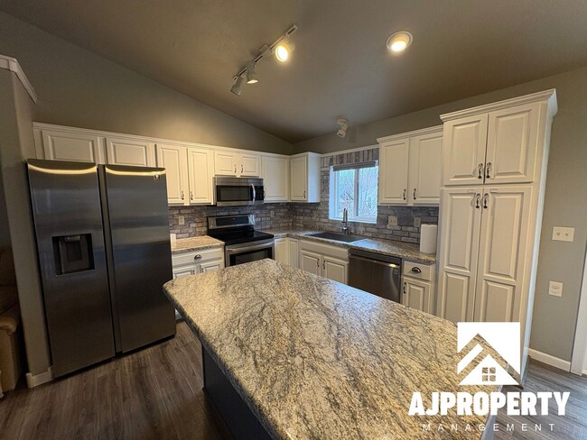 Building Photo - 5509 S Sarmar Ave