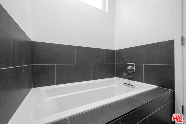 Building Photo - 1215 S Bedford St