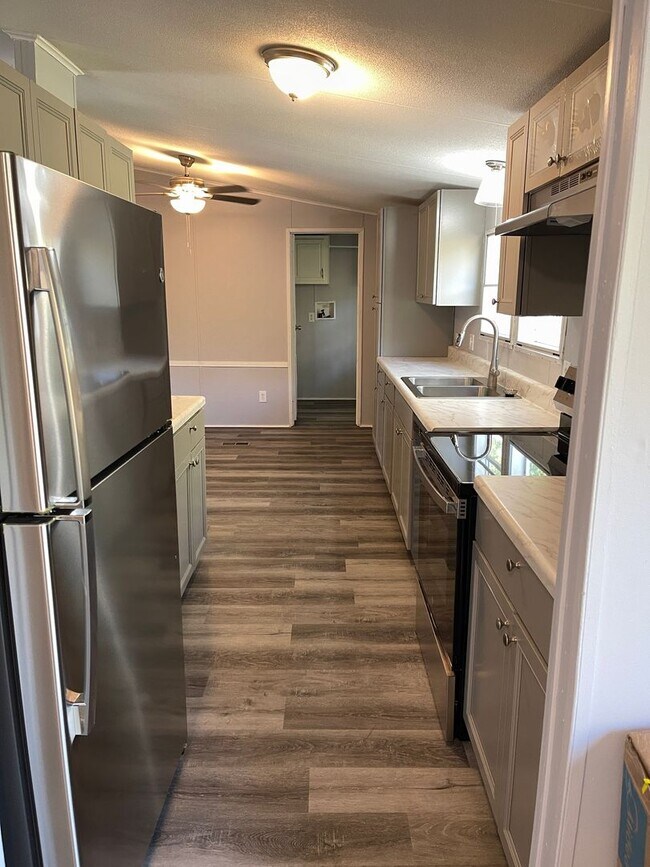 Building Photo - Renovated Home