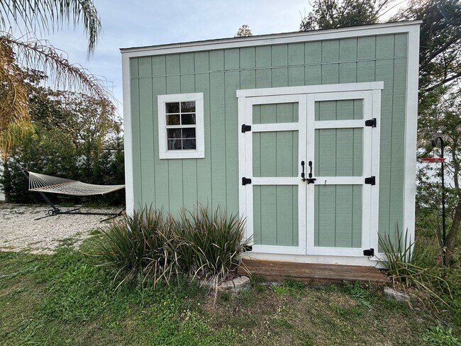 Building Photo - Renovated 3 Bed 2 Bath Home with Fenced in Yard. Screened in Porch. Tesla Charger. Minutes from J...