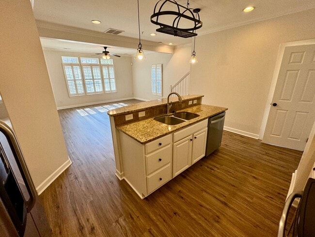 Building Photo - Fabulous South End Condo for Immediate Lease! Water included!