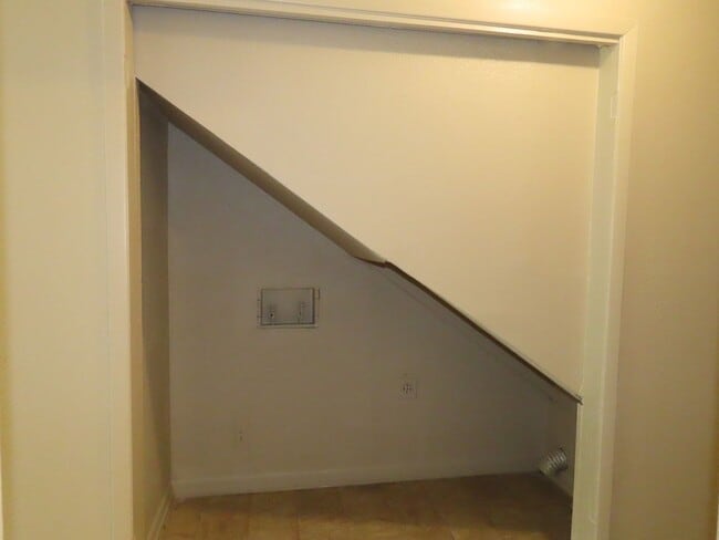 Building Photo - Quaint 2 Bedroom 1.5 Bath in a Country Set...