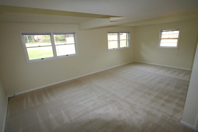 Building Photo - 1103 Roberta Ct